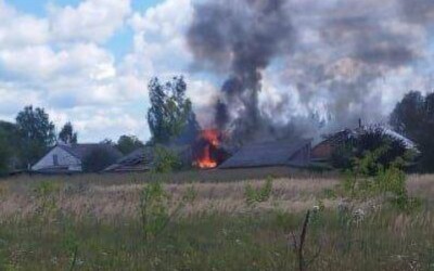 Через ворожий артобстріл на Чернігівщині загорівся житловий будинок