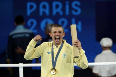 Олександр Хижняк із золотою медаллю після перемоги в фіналі Олімпійських ігор-2024.