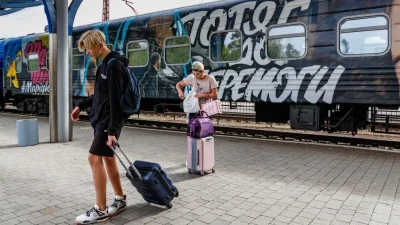 “Мій син завжди зможе повернутися”: чому виїжджають 17-річні хлопці і чи загрожує Україні втрачене покоління