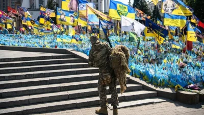 Український військовослужбовець вшановує пам'ять своїх побратимів у День пам'яті захисників України на Майдані Незалежності в Києві, 29 серпня 2024 року