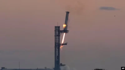 SpaceX запустила корабель Starship і успішно приземлила прискорювач на космодром