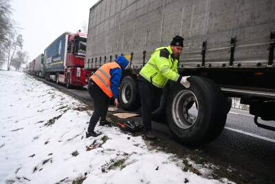 Понад 3300 вантажівок очікують у чергах на кордоні з Польщею, - Держприкордонслужба