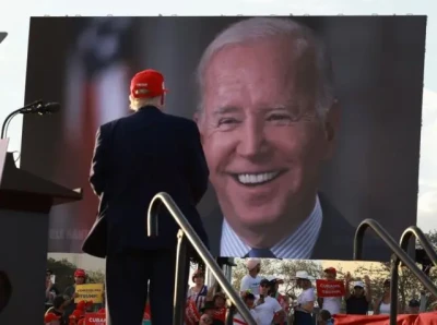 Дональд Трамп дивиться відео з Джо Байденом на мітингу в Маямі, листопад 2022