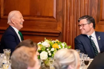 Джо Байден і Майк Джонсон на щорічному обіді "Друзів Ірландії" у Вашингтоні, березень 2024