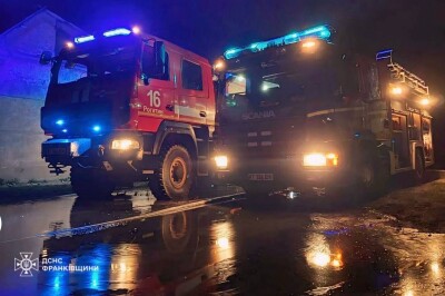 В Івано-Франківській області внаслідок ворожого обстрілу виникла масштабна пожежа