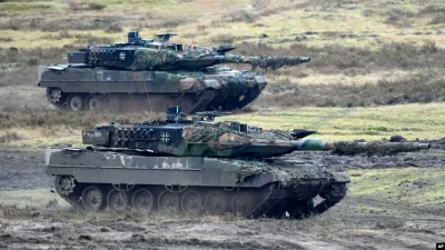 Два танки Leopard 2 у дії під час візиту міністра оборони Німеччини Бориса Пісторіуса до 203-го танкового батальйону Бундесверу в казармах фельдмаршала Роммеля в Августдорфі, Німеччина, у середу, 1 лютого 2023 р. (Фото: AP/Мартін Мейснер)