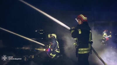 В Івано-Франківській області внаслідок ворожого обстрілу виникла масштабна пожежа
