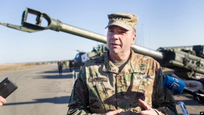 Архівне фото від 24 березня 2016 року. Тоді командувач армією США в Європі генерал-лейтенант Бен Ходжес під час військових навчань НАТО у Литві. (AP/Mindaugas Kulbis)