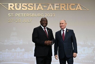 Володимир Путін із Сірілом Рамафосою під час російсько-африканського саміту в Санкт-Петербурзі 27 липня 2023 року. Фотограф: ПАВЕЛ БЕДНЯКОВ/AFP