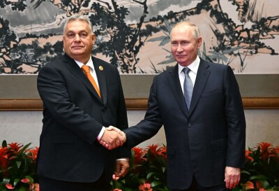 Володимир Путін і Віктор Орбан у Пекіні 17 жовтня. Фотограф: ГРИГОРІЙ СИСОЄВ/AFP