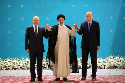 Володимир Путін з президентом Ірану Ебрагімом Раїсі та президентом Туреччини Реджепом Таїпом Ердоганом у Тегерані, 19 липня 2022 року. Фотограф: СЕРГІЙ САВОСТЯНОВ/AFP