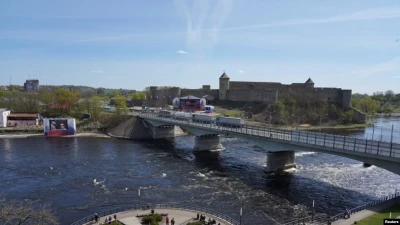 Вид на російське місто Івангород через річку Нарву з боку Естонії. 9 травня 2023 року. Фото REUTERS