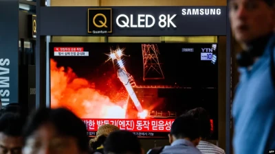 Фото від 28 травня 2024 року: люди дивляться новини в Сеулі, Південна Корея, після повідомлень Північної Кореї про невдалий запуск супутника.