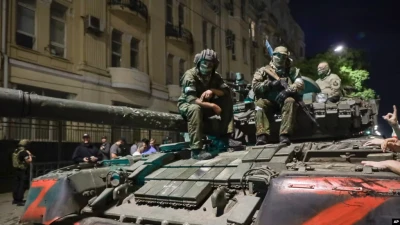 Архівне фото: бойовики "Групи Вагнера" на танку на вулицях Ростова-на-Дону, де вони захопили штаб командування сил РФ, 24 червня 2023 року