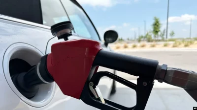 Американська автомобільна асоціація (AAA) фіксує зниження цін на бензин у США у червні 2024 року. AP Photo/David Zalubowski