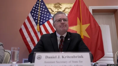 Помічник держсекретаря США у справах Східної Азії та Тихого океану Деніел Крітенбрінк під час візиту у В’єтнам 22 червня 2024 р. Фото: з мережі Х @TungNgoCNA