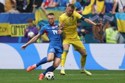 Андрій Ярмоленко (праворуч) бореться за м'яч проти Мілана Шкриньяра у матчі Словаччина – Україна на Євро-2024.