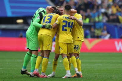 Гравці збірної України святкують перемогу над Словаччиною (2:1) у другому турі групового етапу Євро-2024.