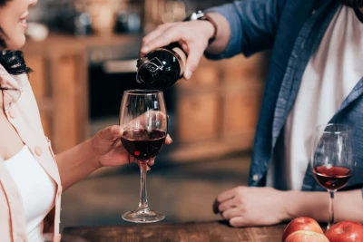 Що робить вино з організмом: учені розвінчали головний міф