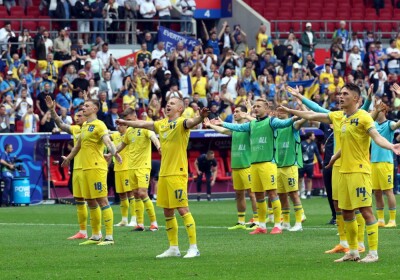 Гравці збірної України дякують уболівальникам за підтримку після перемоги над збірною Словаччини на Євро-2024.