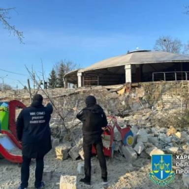 Зруйновані ресторан і будинки: з'явилися фото після нічної атаки на Харків