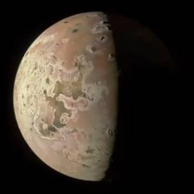 Зонд NASA Juno зняв гори і озеро лави на супутнику Юпітера Іо