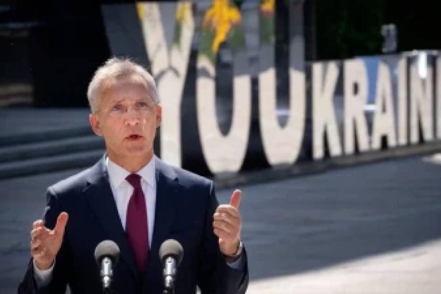 Генсек НАТО під час неоголошеного візиту до Києва пообіцяв, що поставки зброї Україні зростуть