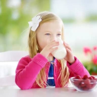 Діти, які споживають цукор з молока та фруктів, менш схильні до ожиріння, - дослідження