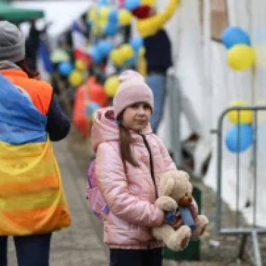 Повернутися в окупацію, виїхати в РФ чи Європу: який вибір влада залишила переселенцям в Україні